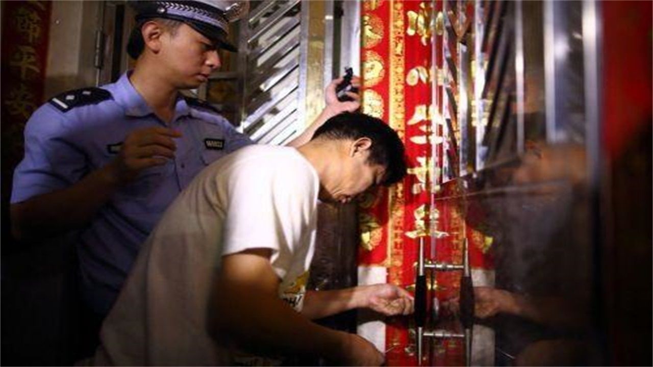 安龙李文锁城开锁公司请开锁师傅开了锁后，师傅为什么一般都不进门，就算主人请也不进去？