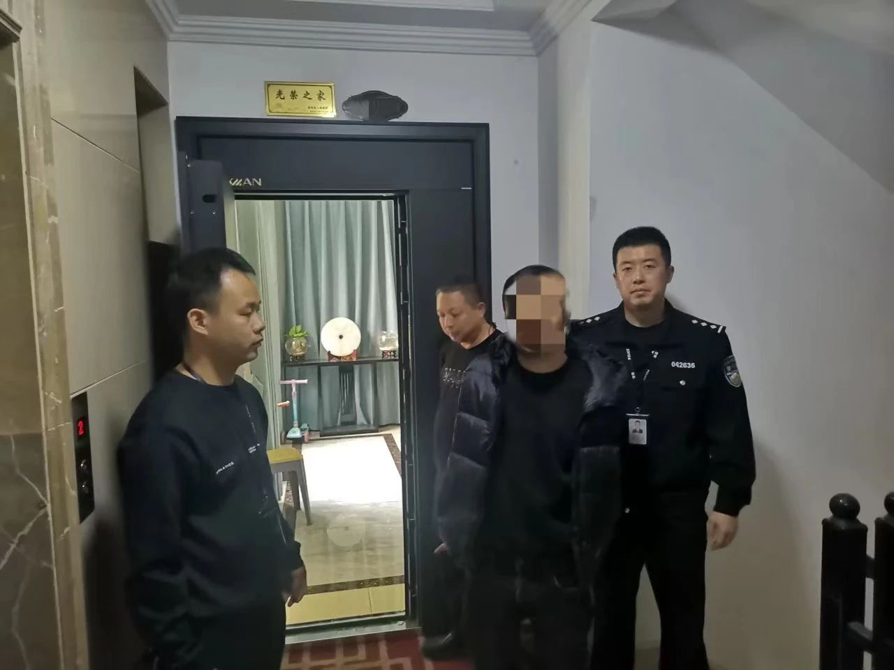 安龙李文锁城开锁公司全副伪装仍被识别！双龙公安成功抓获一名撬锁盗窃嫌疑人